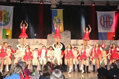 Tanzgruppe mit Hebefiguren beim Gardetreffen 2019