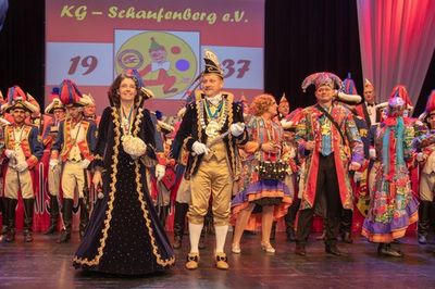 Prinzenpaar und Aktive auf der Bühne, Kostümsitzung 2019
