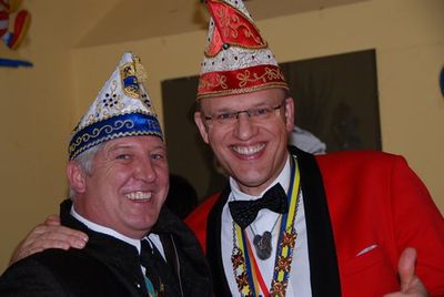 Zwei Aktive mit Narrenkappe beim Prinzenbesuch 2014